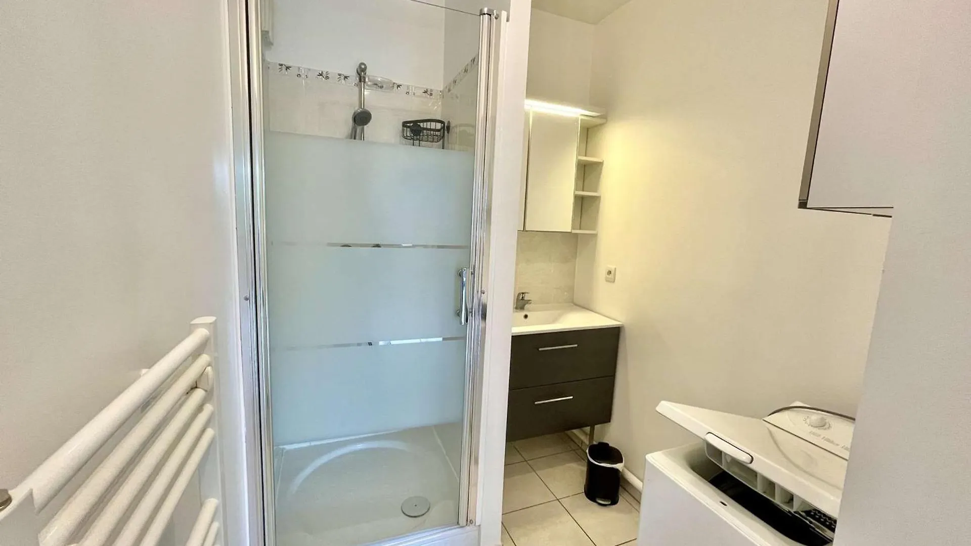 Confortable T2 Residence Calme Avec Balcons Et Parking - Fr-1-479-233 엔느봉