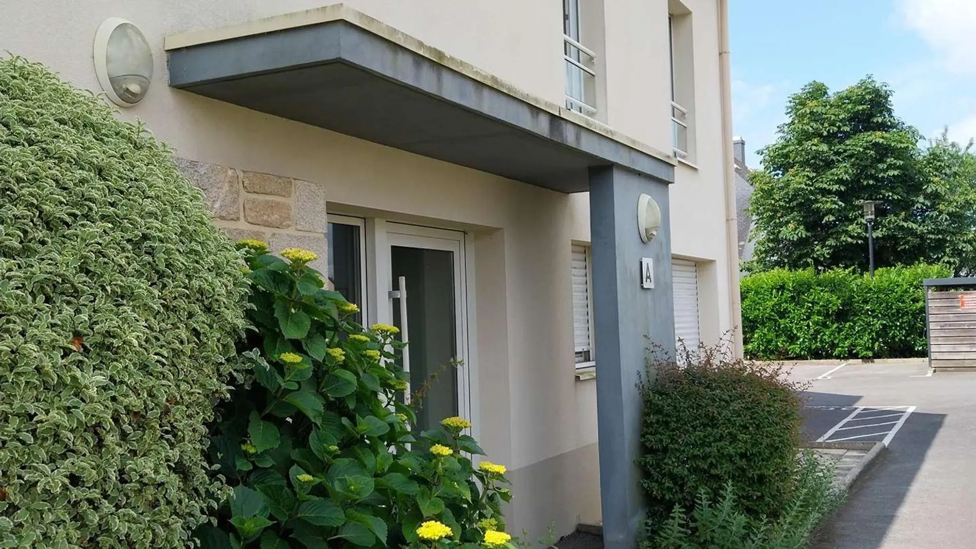 Confortable T2 Residence Calme Avec Balcons Et Parking - Fr-1-479-233 엔느봉