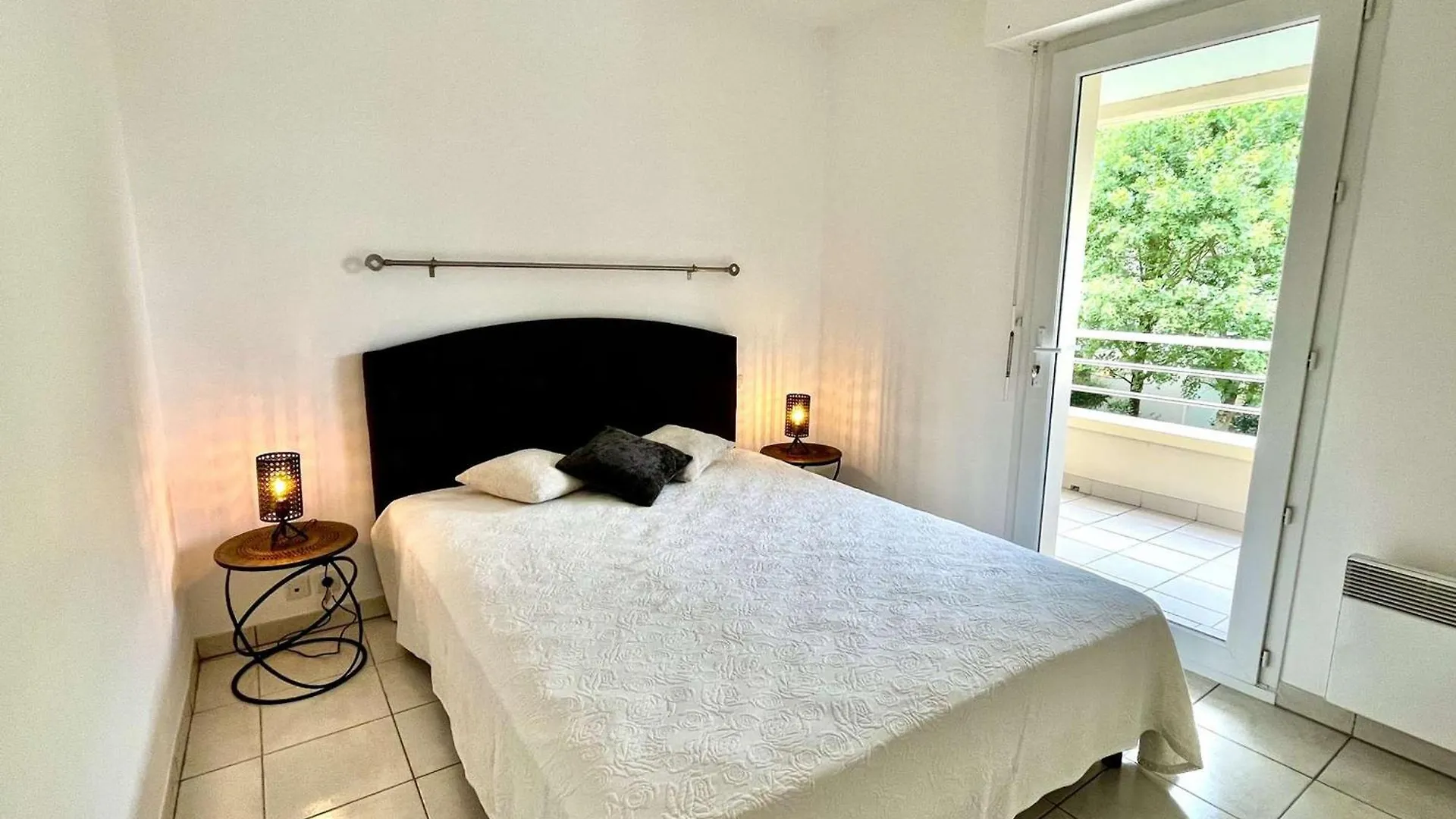 아파트 Confortable T2 Residence Calme Avec Balcons Et Parking - Fr-1-479-233 엔느봉